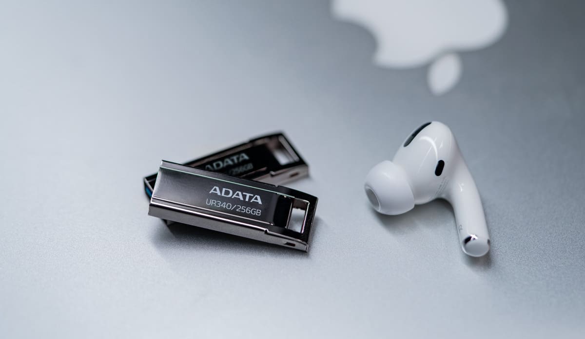 ADATA UR340 USB 3.2 Flash Drive Waterproof Dustproof Capless Glossy Black Nickel - 32GB
